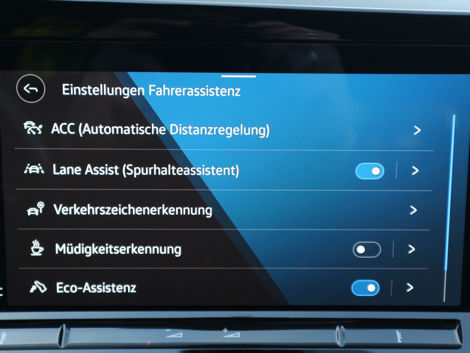 VW - Golf VIII Variant Life LED Navi AHK_7