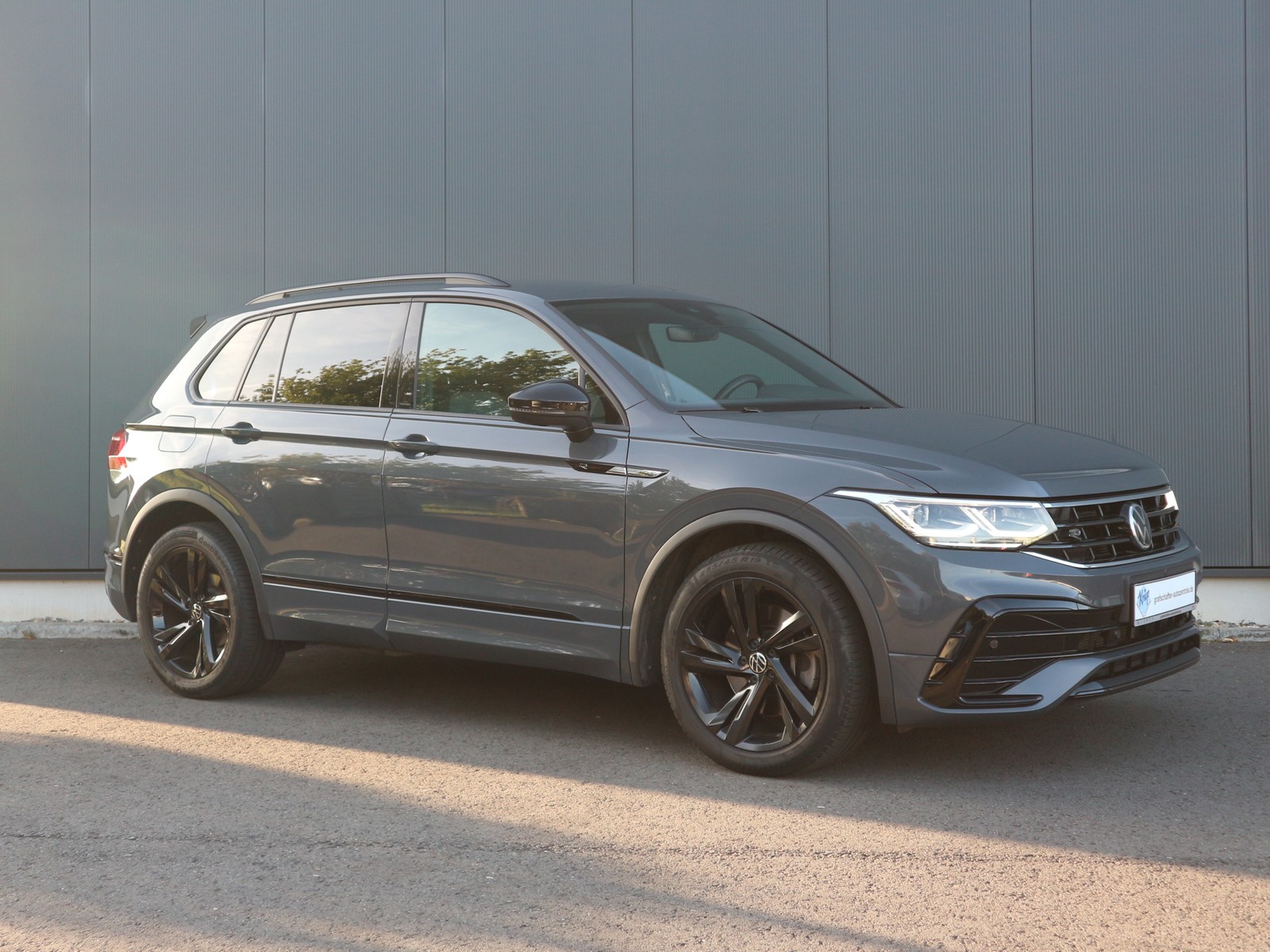 VW - Tiguan 2,0 TDI R-Line Black 4M /Matrix/AHK/KAM_16 VW - Tiguan 2,0 TDI R-Line Black 4M /Matrix/AHK/KAM_16