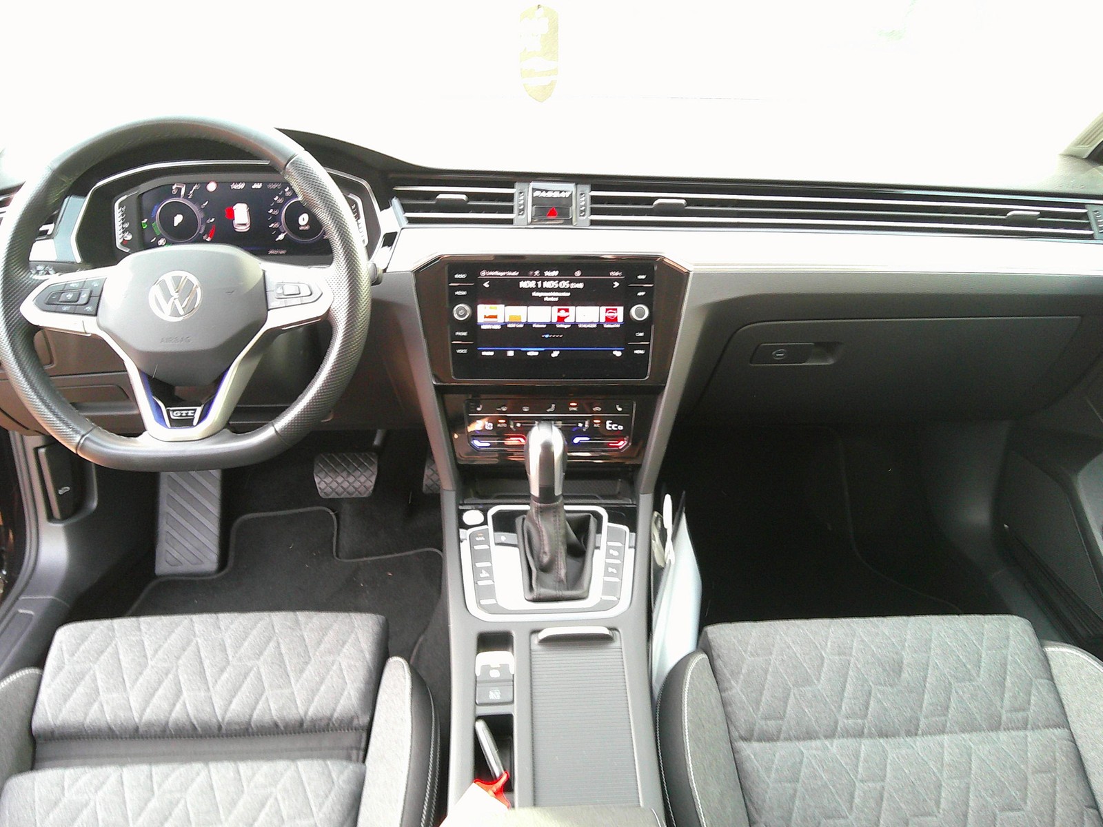 VW - Passat Variant GTE Matrix Navi AHK_6
