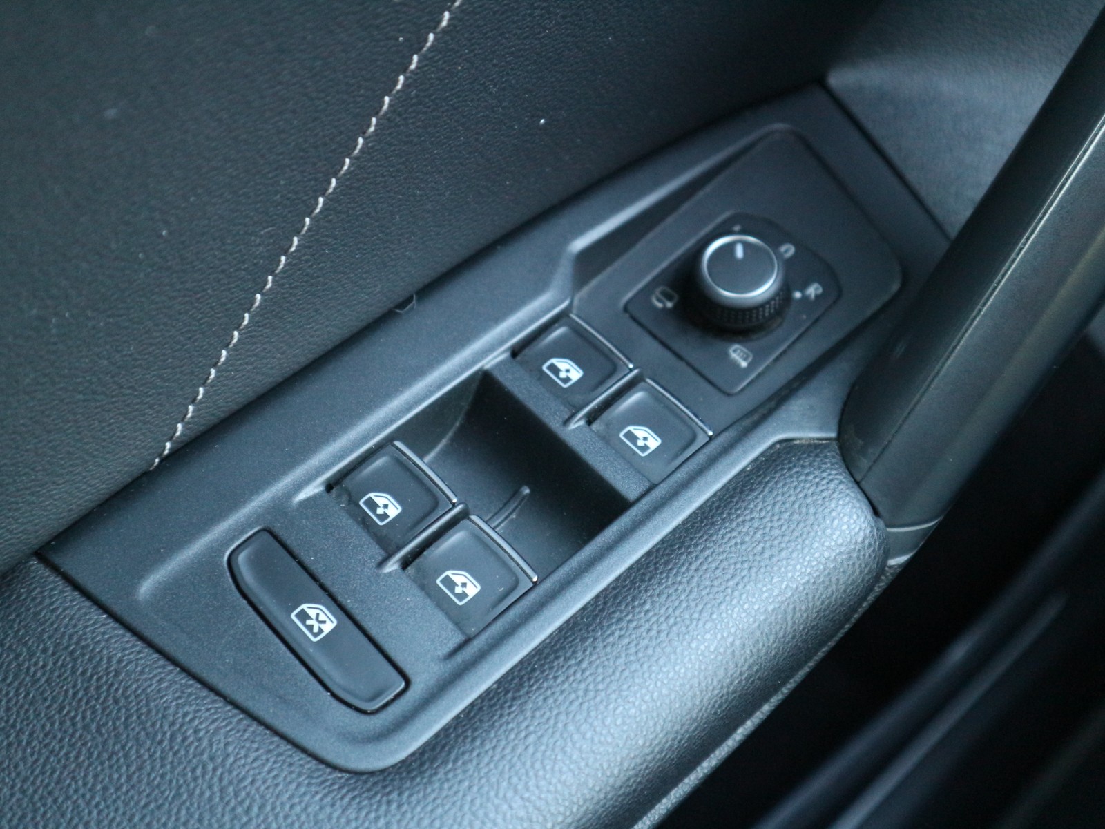 VW - Tiguan 2,0 TDI R-Line Black 4M /Matrix/AHK/KAM_15 VW - Tiguan 2,0 TDI R-Line Black 4M /Matrix/AHK/KAM_15