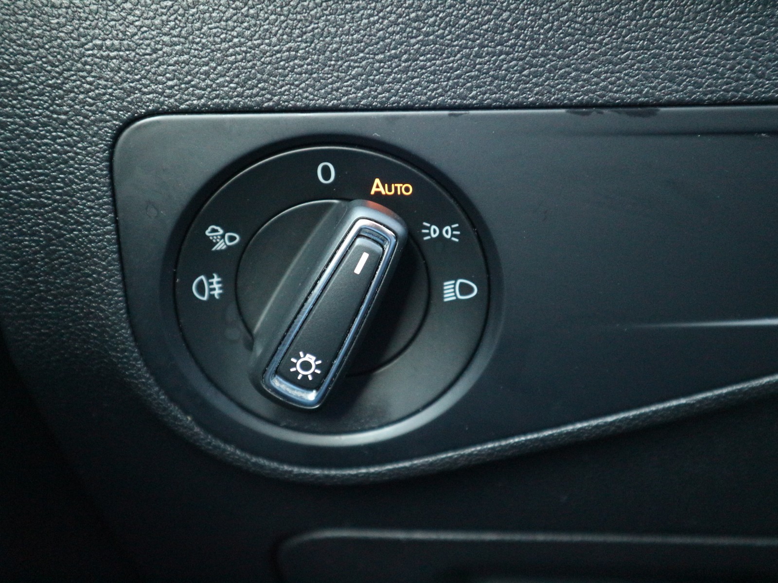 VW - Tiguan 2,0 TDI R-Line Black 4M /Matrix/AHK/KAM_14 VW - Tiguan 2,0 TDI R-Line Black 4M /Matrix/AHK/KAM_14