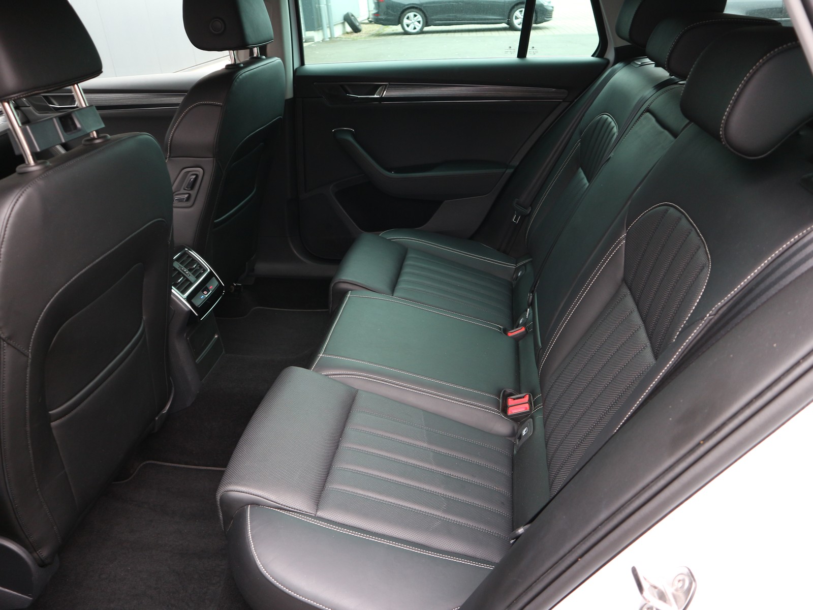 Skoda - Superb Combi 2.0 TDI DSG Premium Edition /AHK/LEDER/MASSAGE_29