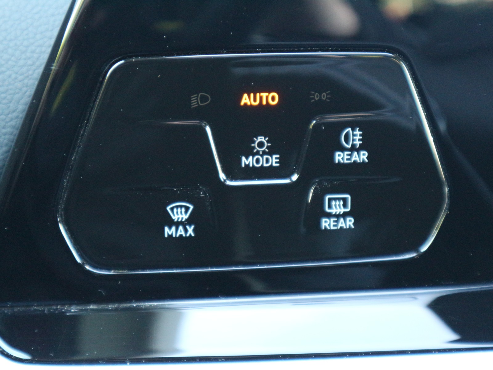 VW - Golf VIII Variant Life LED Navi AHK_13