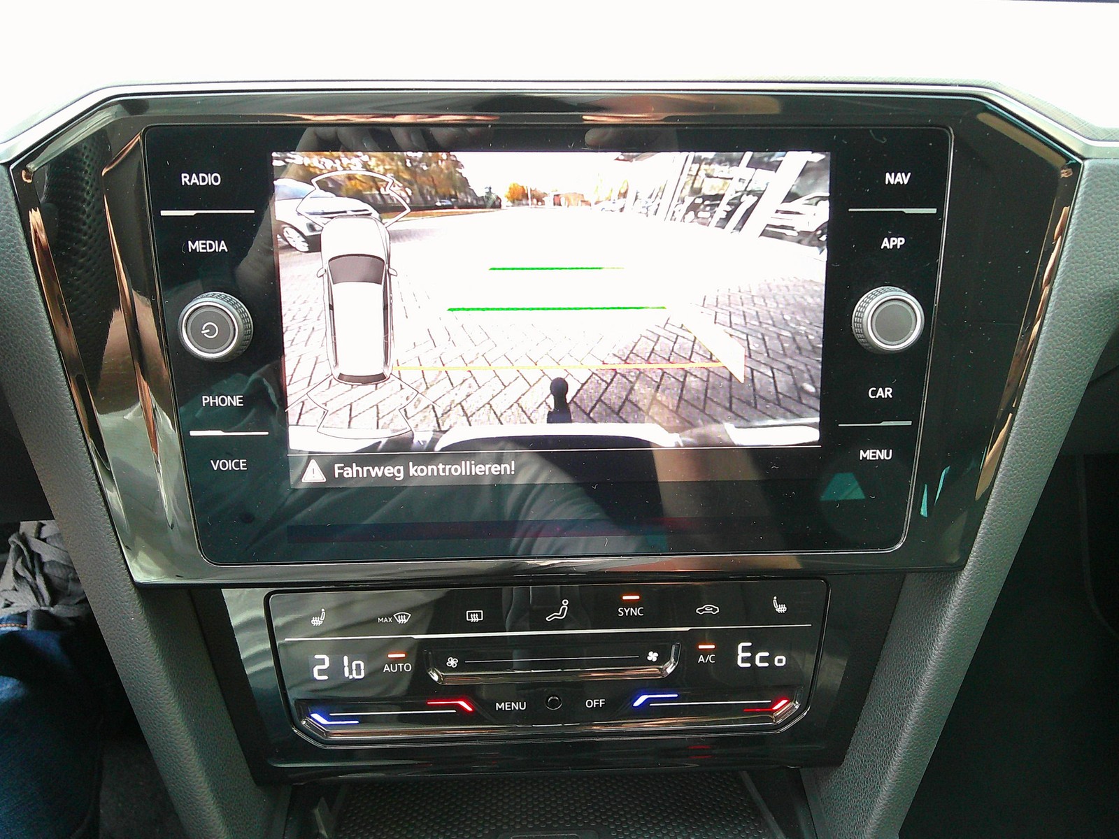 VW - Passat Variant GTE Matrix Navi AHK_4