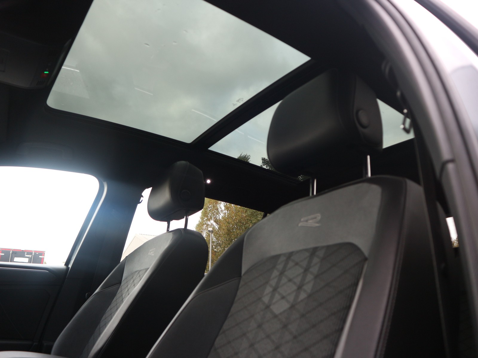 VW - Tiguan Allspace 2,0 TDI R-Line 4Motion Matrix AHK Pano Navi_3 VW - Tiguan Allspace 2,0 TDI R-Line 4Motion Matrix AHK Pano Navi_3