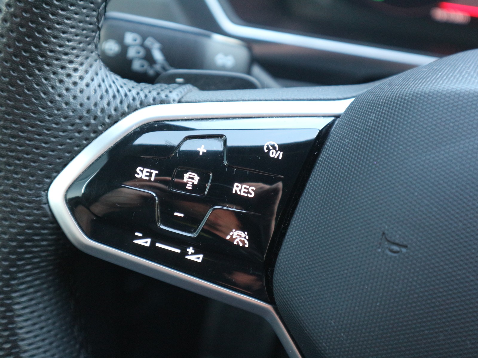 VW - Tiguan 2,0 TDI R-Line Black 4M /Matrix/AHK/KAM_4 VW - Tiguan 2,0 TDI R-Line Black 4M /Matrix/AHK/KAM_4