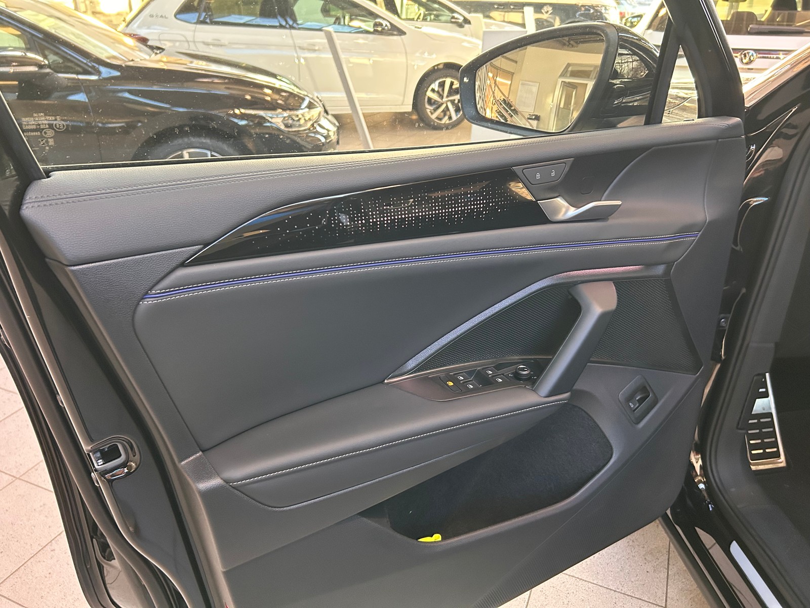 VW - Tiguan 2,0 TDI R-Line AHK NAVI LED_2