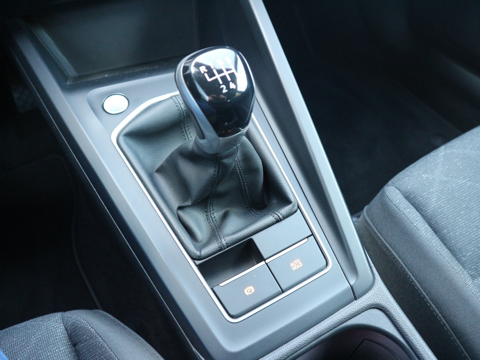 VW - Golf VIII Variant Life LED Navi AHK_11