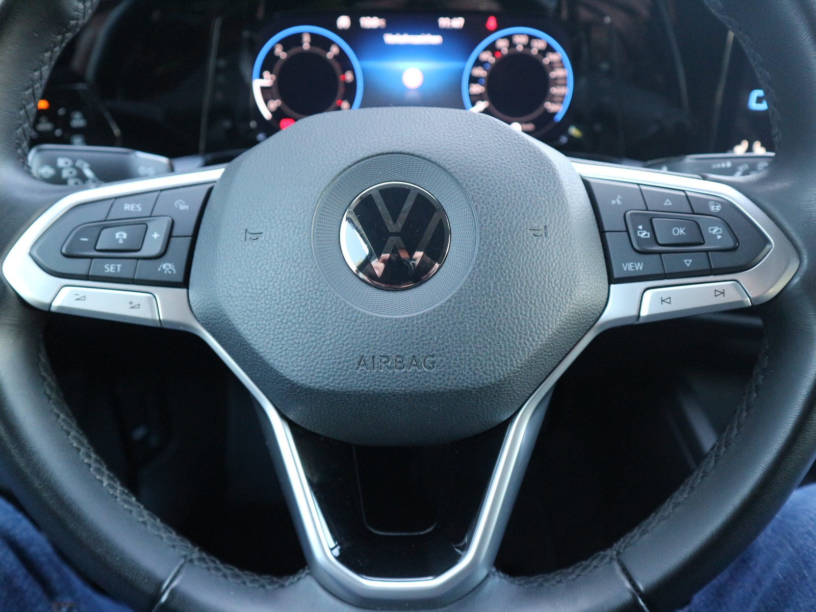 VW - Golf VIII Variant Life LED Navi AHK_3