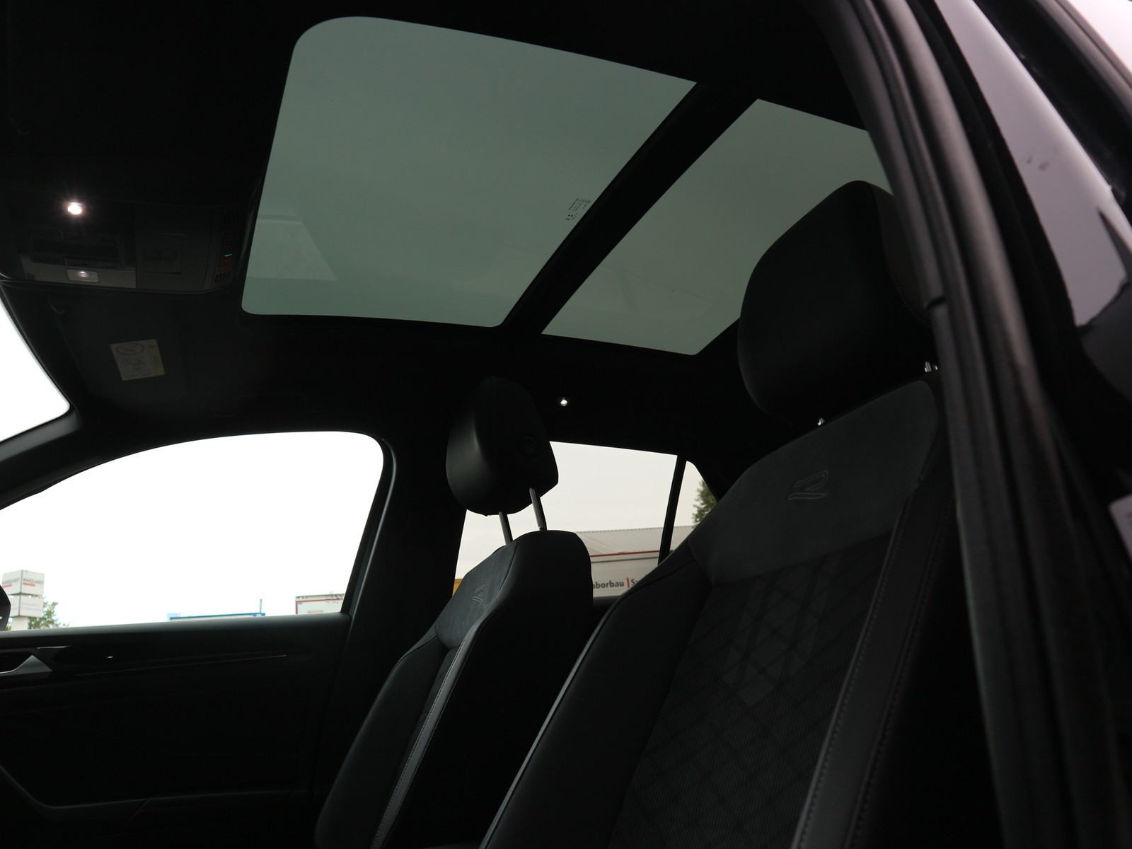 VW - T-Roc 2,0 TDI R-Line +Pano+AHK+DrivingSchool+_3