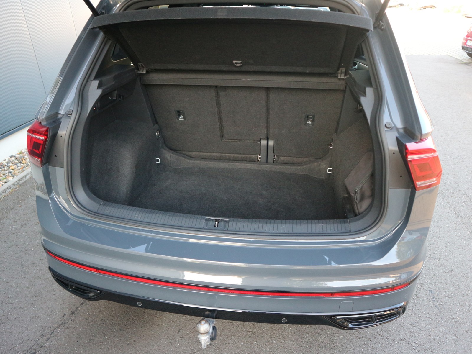 VW - Tiguan 2,0 TDI R-Line Black 4M /Matrix/AHK/KAM_19 VW - Tiguan 2,0 TDI R-Line Black 4M /Matrix/AHK/KAM_19