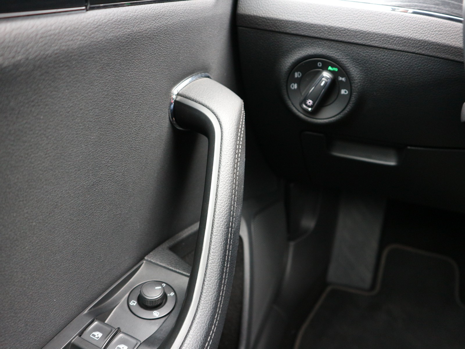 Skoda - Superb Combi 2.0 TDI DSG Premium Edition /AHK/LEDER/MASSAGE_3