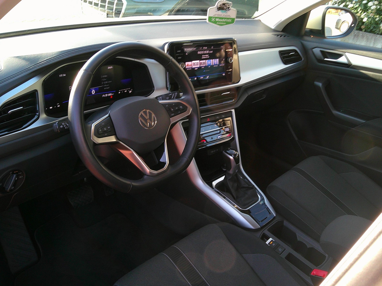 VW - T-Roc 1.5 TSI DSG Life Si.-Hzg.+NAVI+PDC+LED+AHK_3