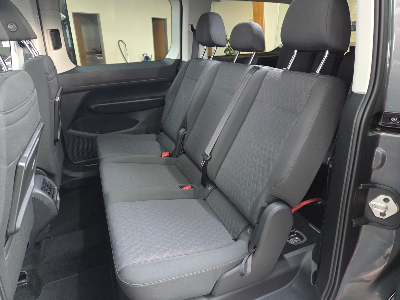 VW - Caddy 2,0 TDI Dark Label Maxi LED Navi AHK_17