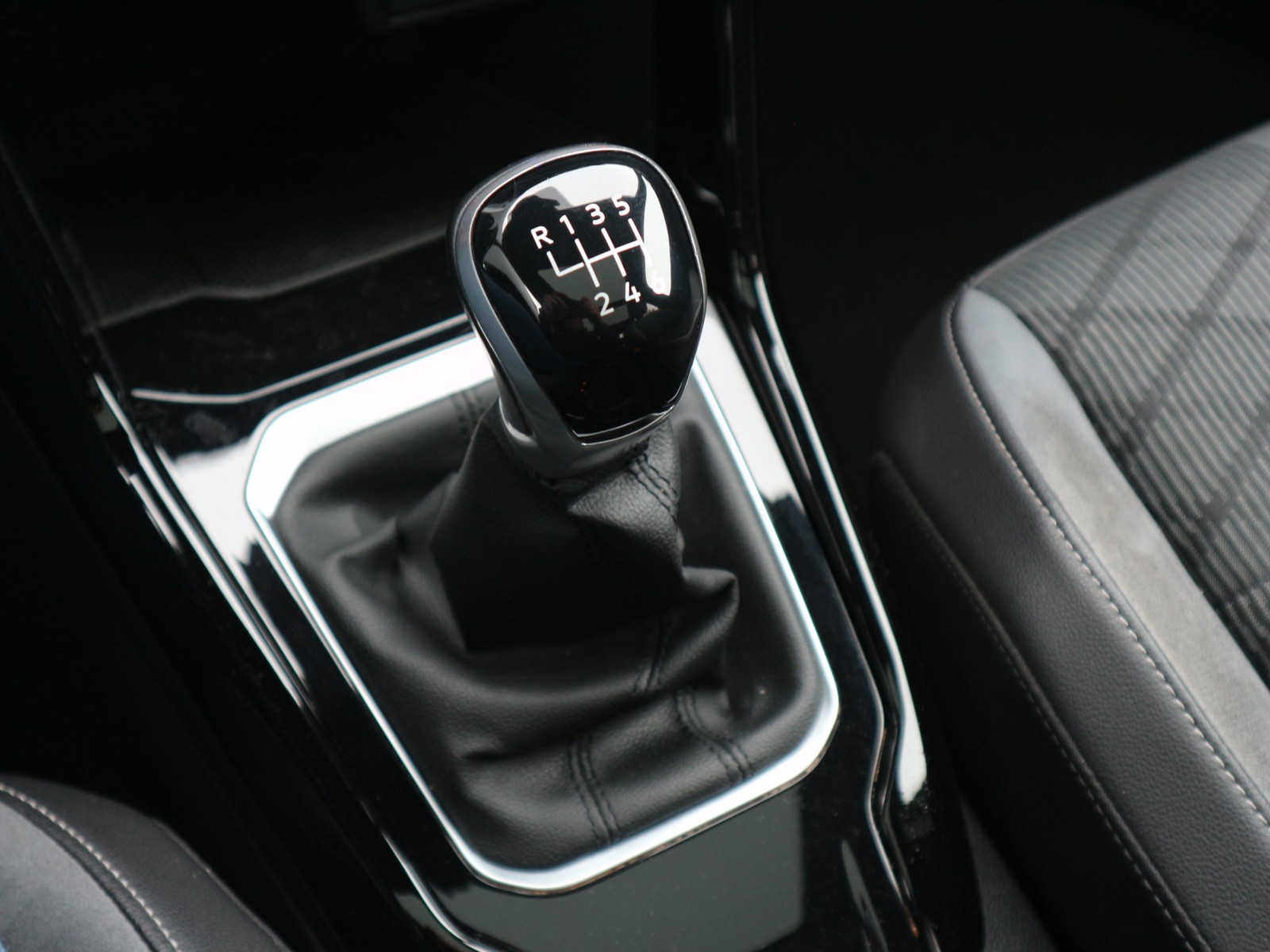 VW - T-Roc 2,0 TDI R-Line +Pano+AHK+DrivingSchool+_13