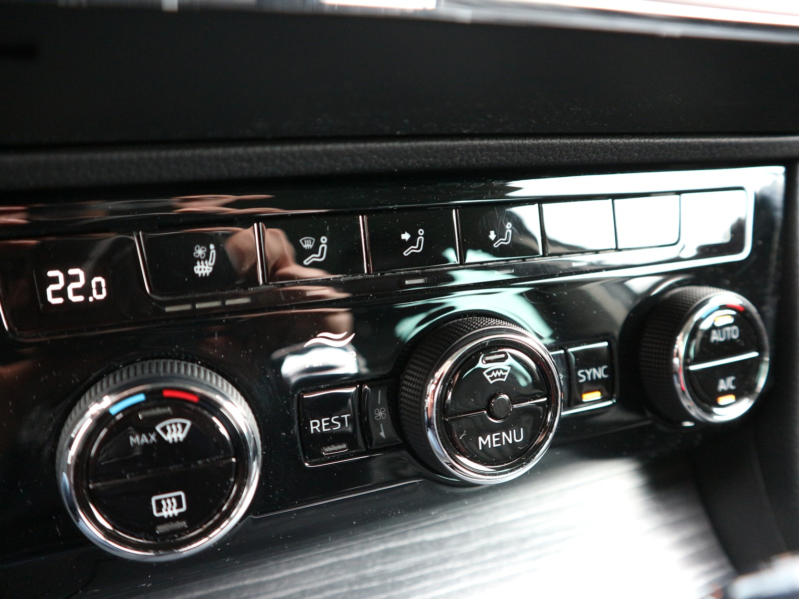 Skoda - Superb Combi 2.0 TDI DSG Premium Edition /AHK/LEDER/MASSAGE_11