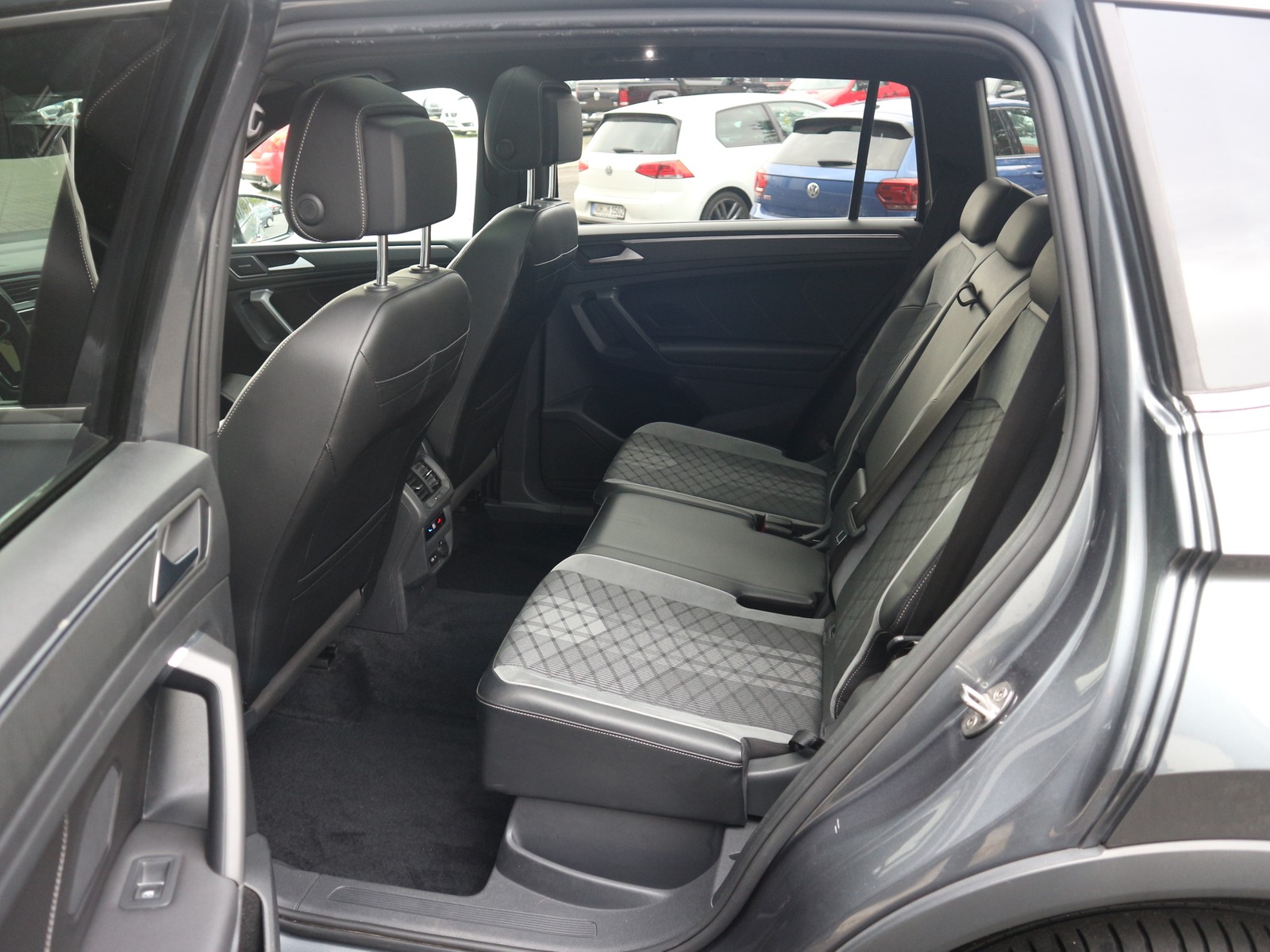 VW - Tiguan Allspace 2,0 TDI R-Line 4Motion Matrix AHK Pano Navi_25 VW - Tiguan Allspace 2,0 TDI R-Line 4Motion Matrix AHK Pano Navi_25