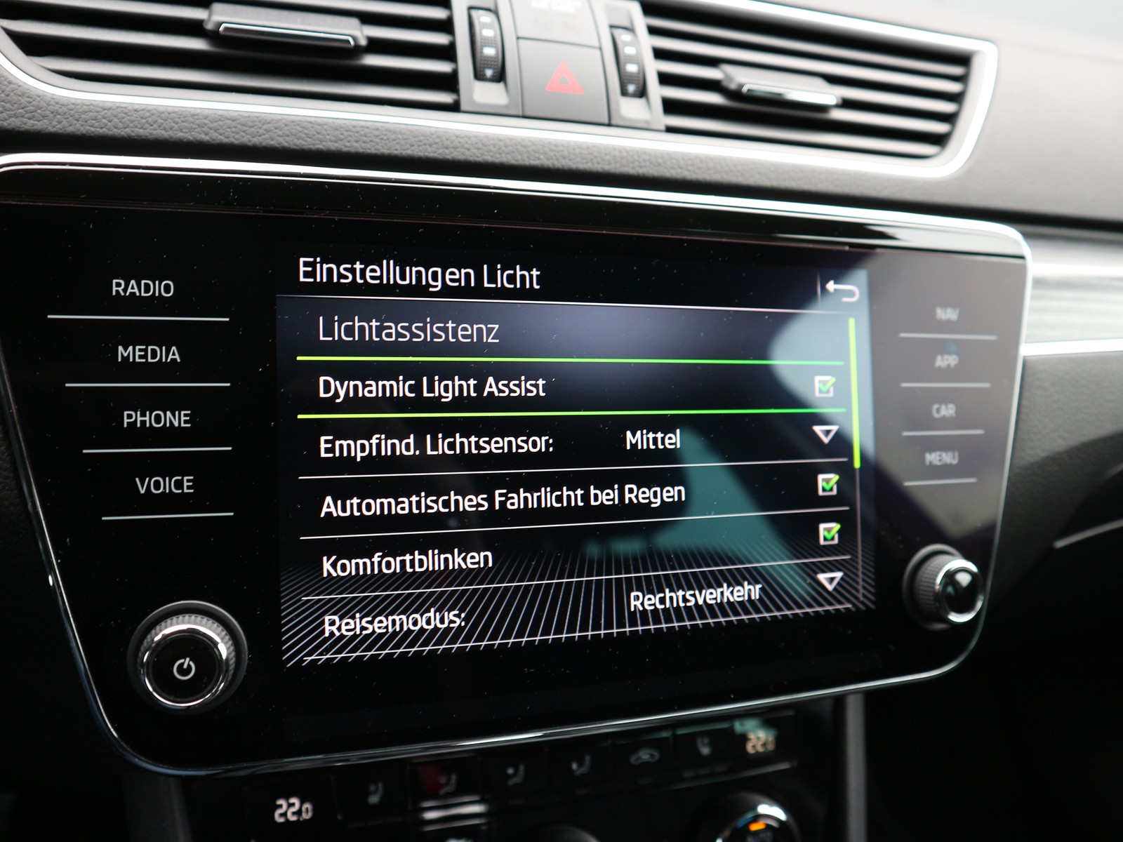 Skoda - Superb Combi 2.0 TDI DSG Premium Edition /AHK/LEDER/MASSAGE_7