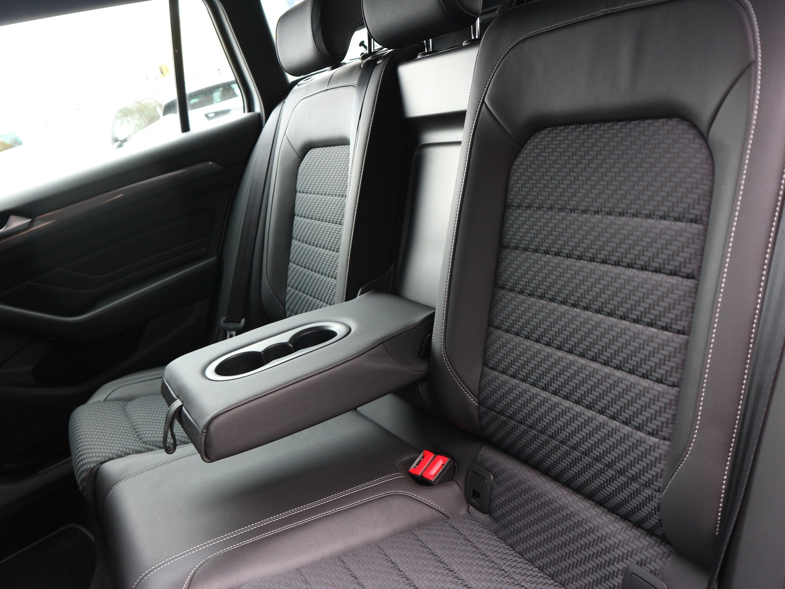 VW - Passat Variant 2.0 TDI DSG R Line /MATRIX/IQDRIVE/MASSAGE_18