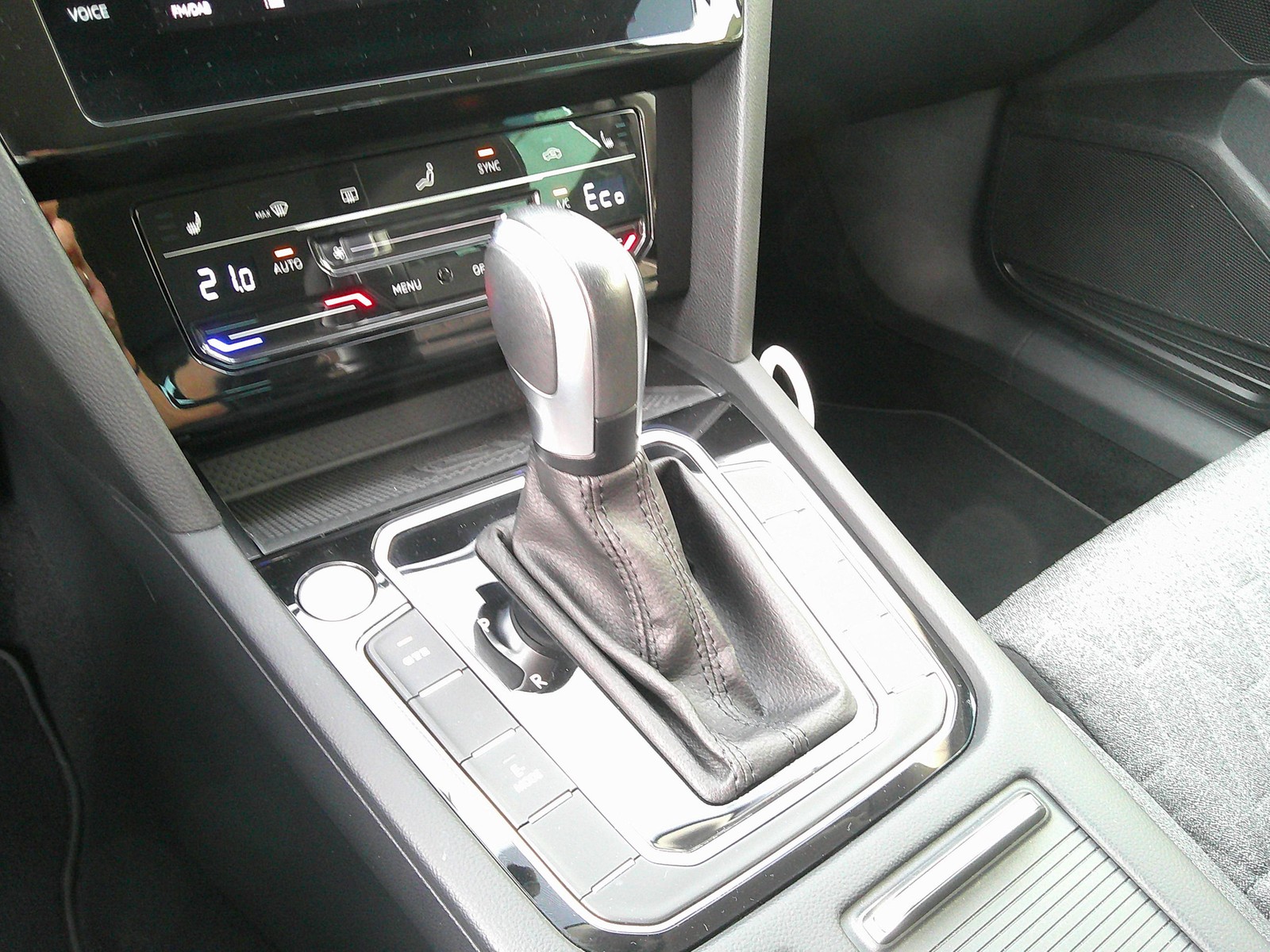 VW - Passat Variant GTE Matrix Navi AHK_5