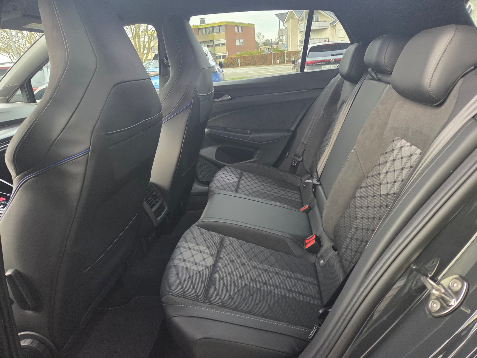 VW - Golf VIII Lim 1.5 eTSI R-Line AHK+NAVI+LED+Head-UP_17