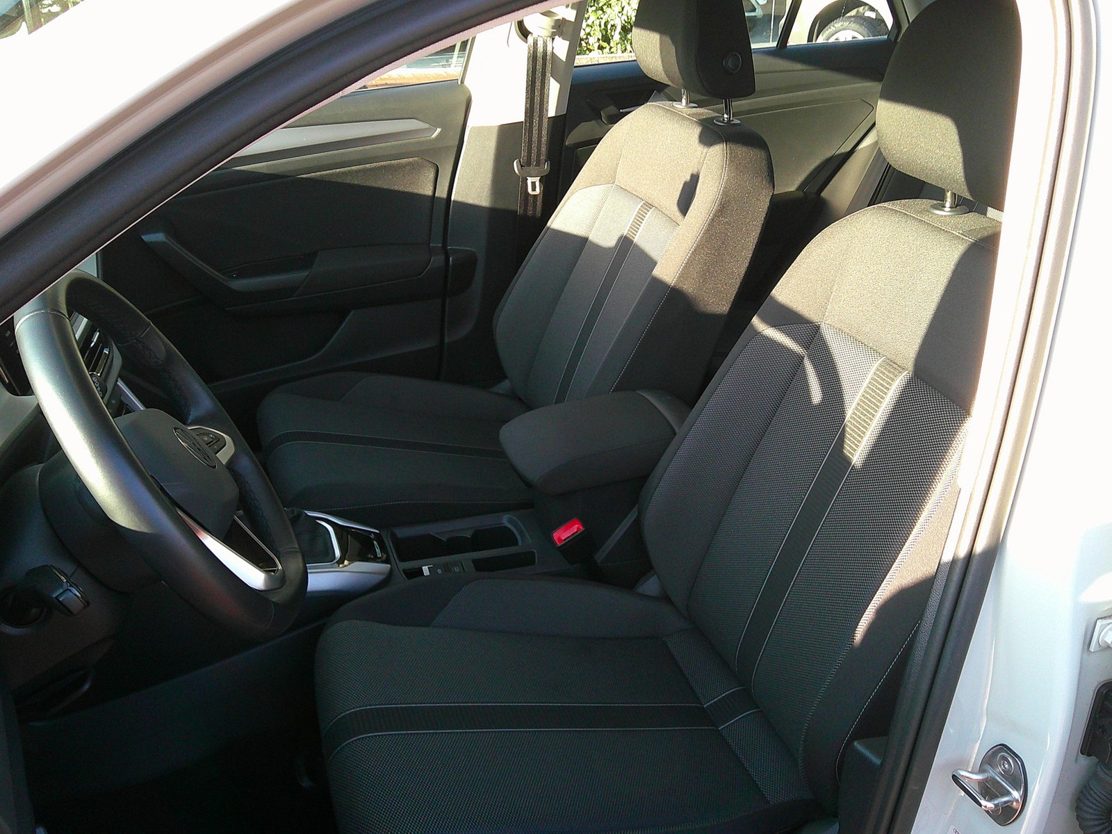 VW - T-Roc 1.5 TSI DSG Life Si.-Hzg.+NAVI+PDC+LED+AHK_2