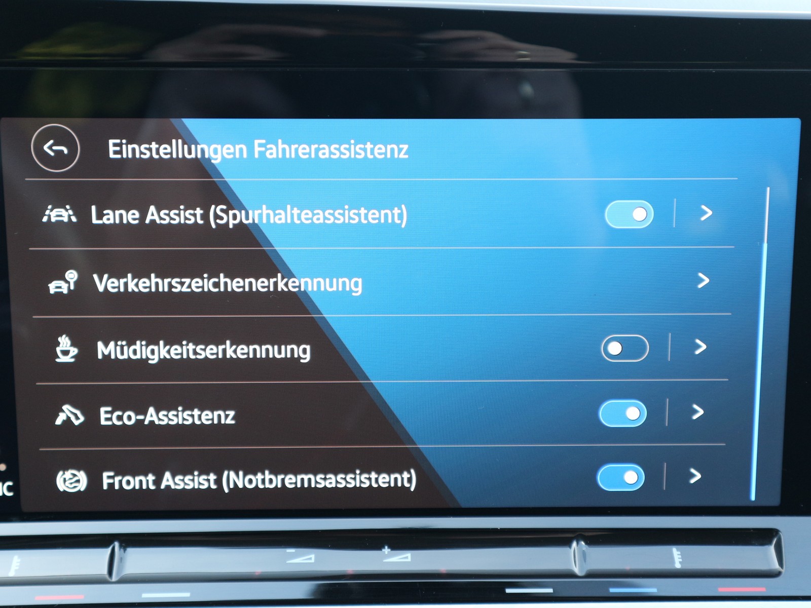 VW - Golf VIII Variant Life LED Navi AHK_8