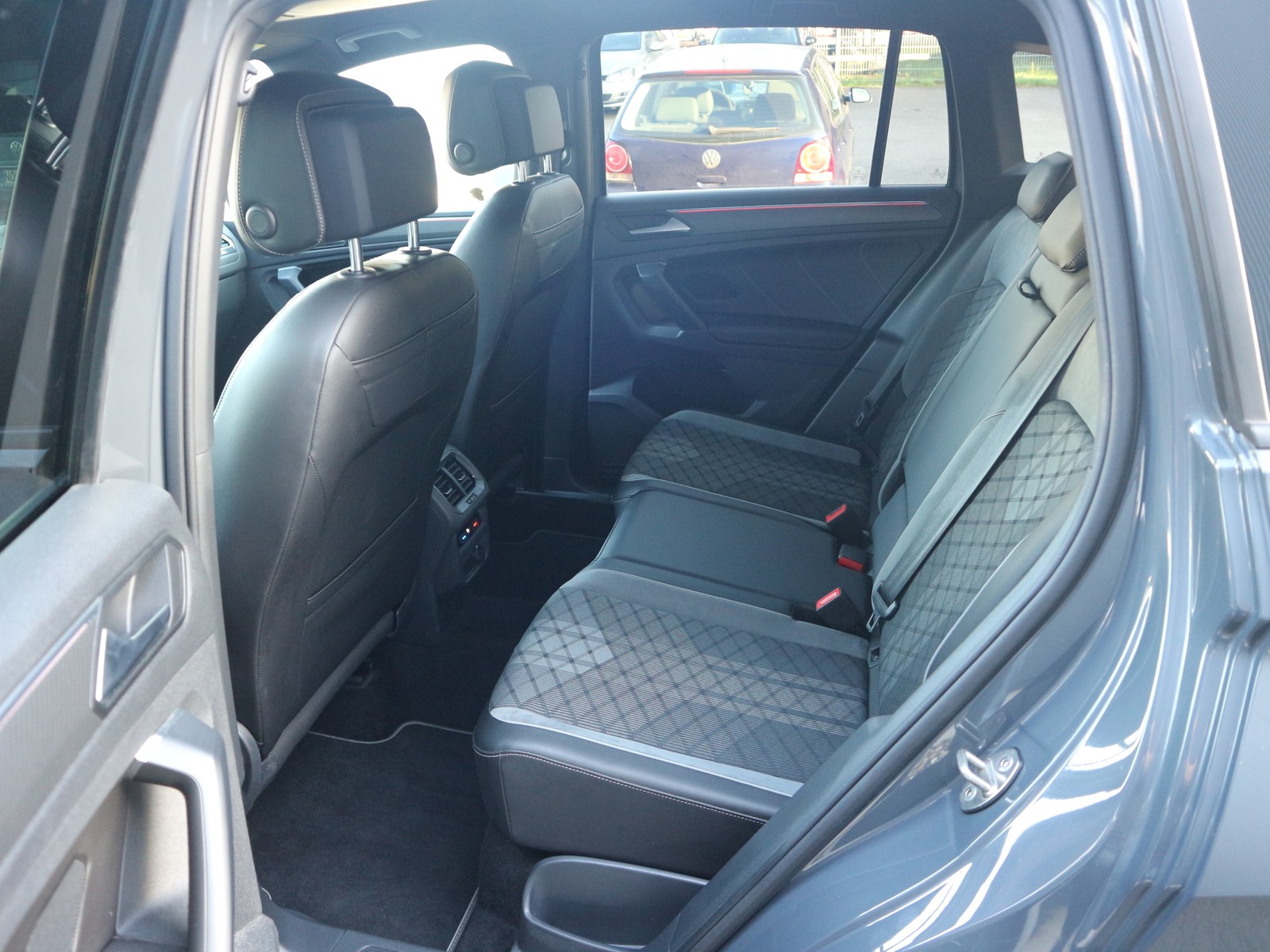 VW - Tiguan 2,0 TDI R-Line Black 4M /Matrix/AHK/KAM_21