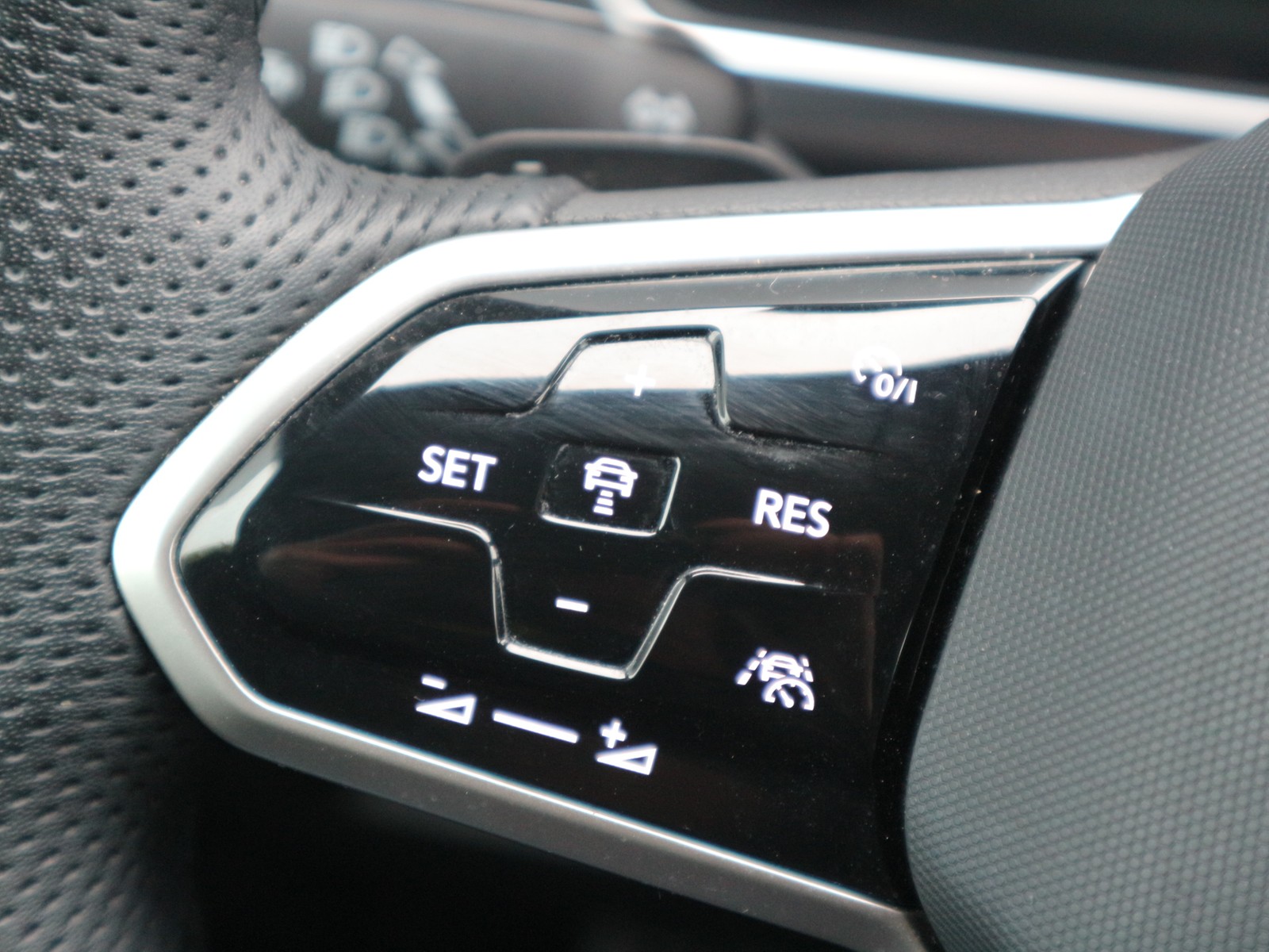 VW - Tiguan 2,0 TDI R-Line Matrix Navi AHK_5