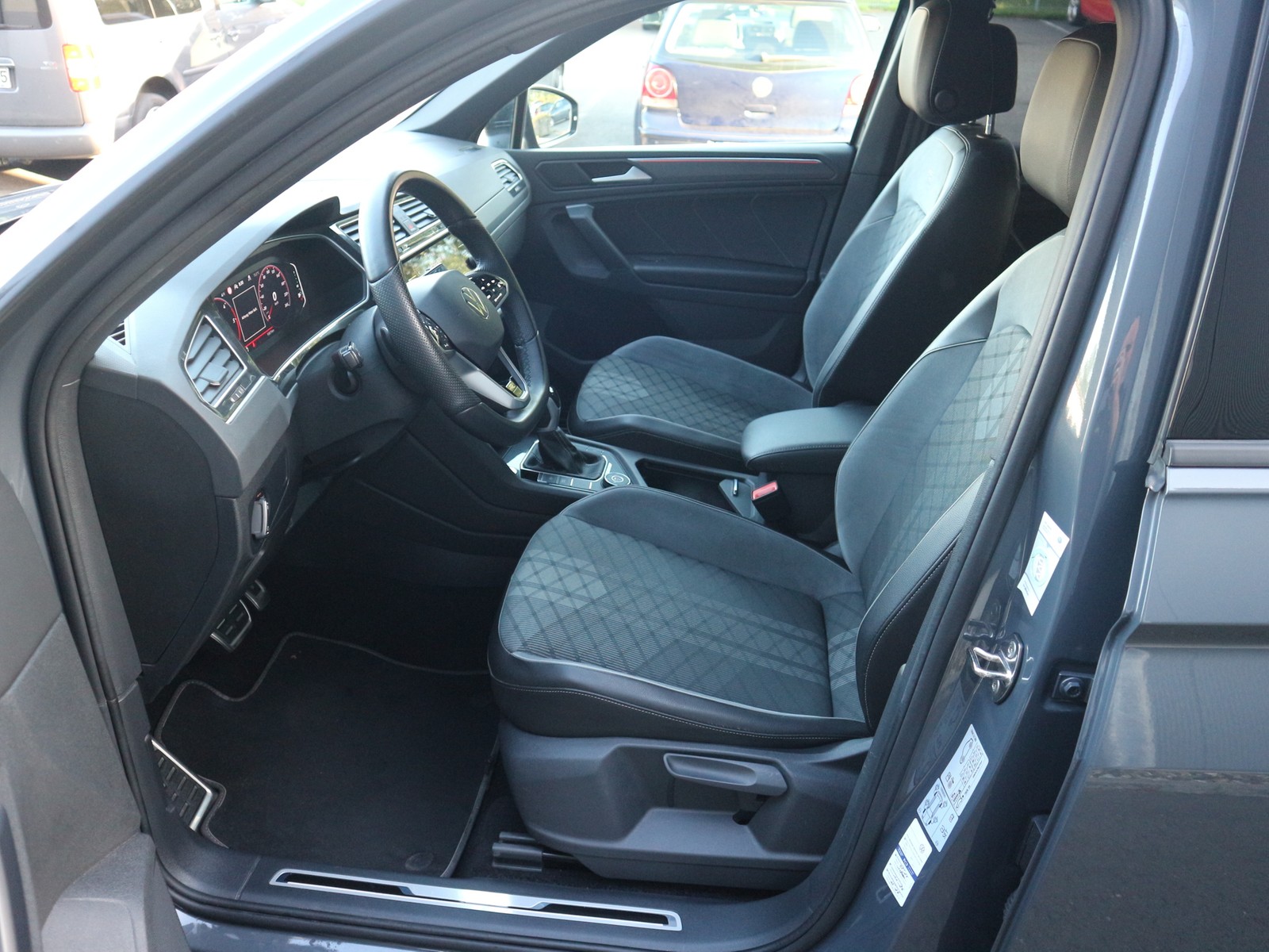 VW - Tiguan 2,0 TDI R-Line Black 4M /Matrix/AHK/KAM_22 VW - Tiguan 2,0 TDI R-Line Black 4M /Matrix/AHK/KAM_22