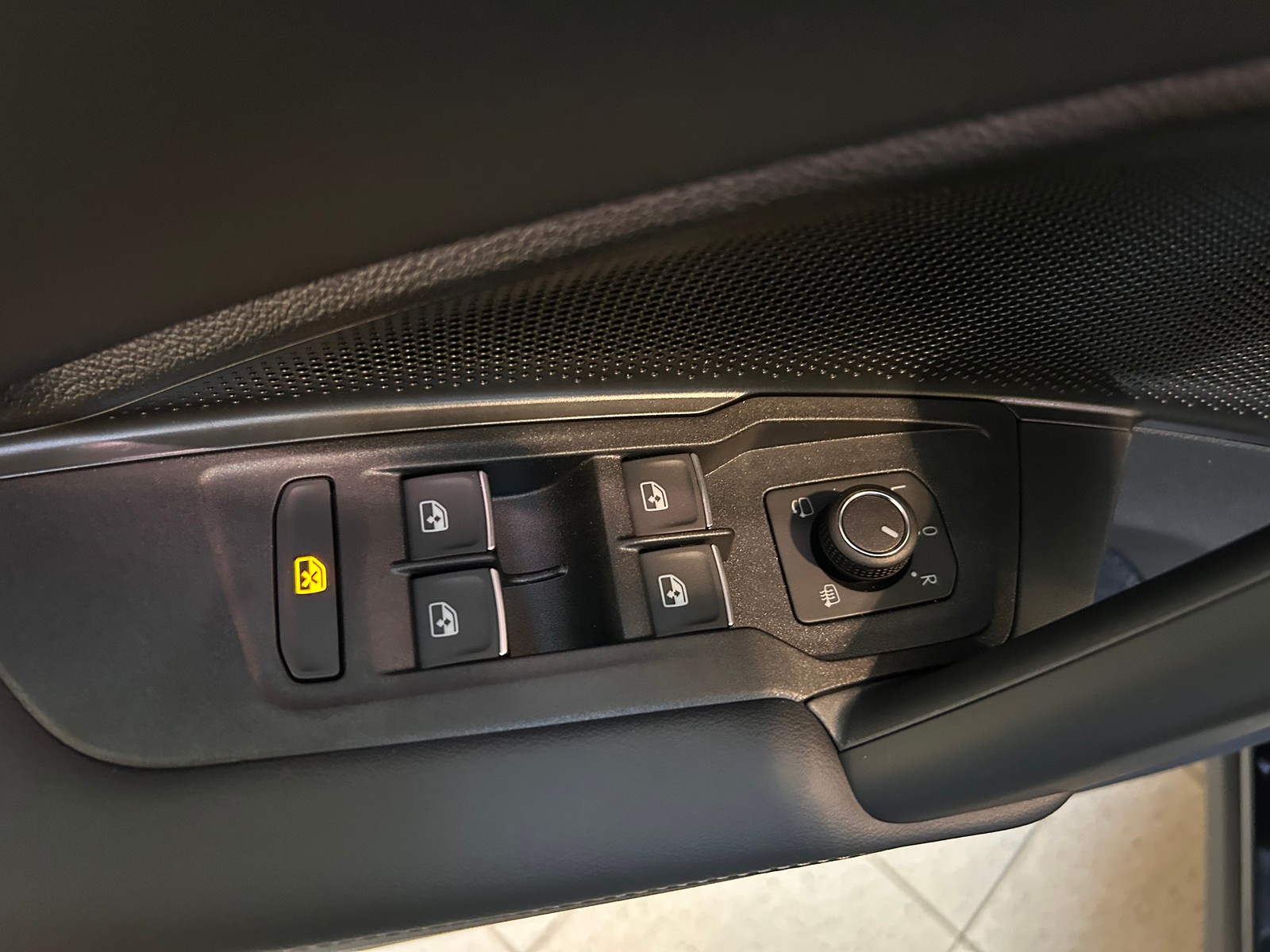 VW - Tiguan 2,0 TDI R-Line AHK NAVI LED_24