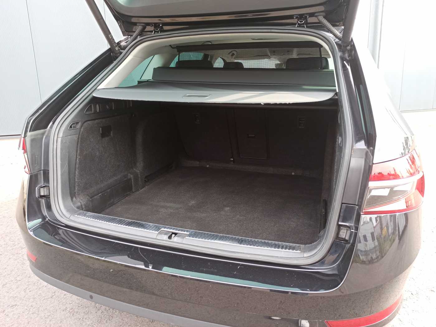 Skoda - Superb Combi 2,0 TDI Style LED Navi VC_4