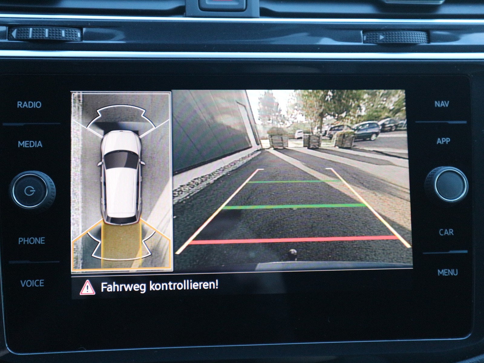 VW - Tiguan 2,0 TDI R-Line Black 4M /Matrix/AHK/KAM_7 VW - Tiguan 2,0 TDI R-Line Black 4M /Matrix/AHK/KAM_7